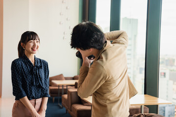Obraz premium 女性のポートレート写真を撮影する男性フォトグラファー