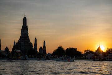 Sonnenuntergang in der Hauptstadt Thailands, Bangkok, am Fluss mit Blick auf die...