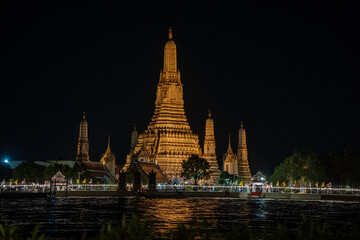 Fototapeta premium Wat Arun (Tempel der Morgenröte) bei Sonnenuntergang / nacht in Bangkok Hauptstadt von Thailand