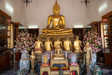 sitzender Buddha aus gold im Wat Pho Bangkok Thailand