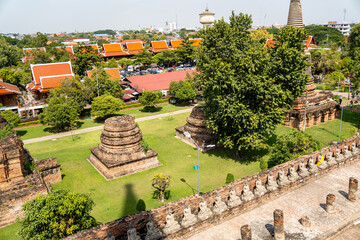 Ruinen von einem alten Tempel in Ayutthaya, der früheren Hauptstadt vom Königreich Siam und...