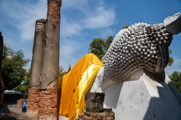 riesengroßer Buddha von hinten in den Ruinen von Ayutthaya, welche die frühere Hauptstadt des...