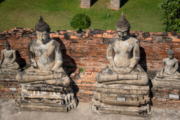 steinerne Buddha Figuren in einer ehemaligen Tempelanlage in Ayutthaya, der früheren Hauptstadt des Königreichs Siam