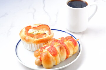 2種類の総菜パンとコーヒーでランチタイム