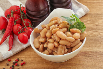 Whinte canned kidney beans in the bowl