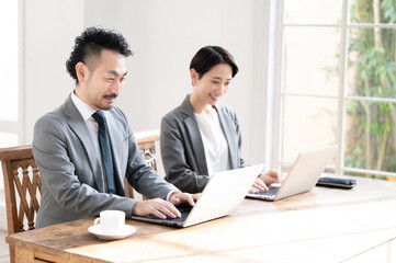 一緒に仕事をするビジネスマン　チームなど