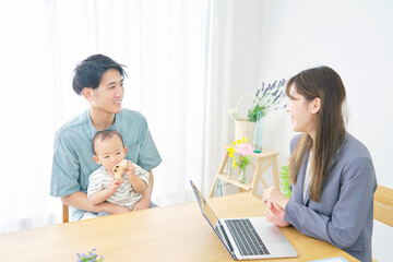 家でセールスレディと会話する男性