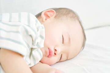 昼寝する赤ちゃんの寝顔