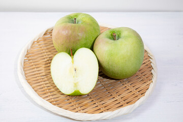 グラニースミスという品種の青リンゴ（長野県産）