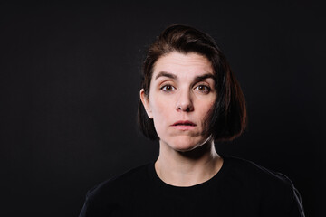 Naklejka premium portrait of a surprised woman looking into the camera