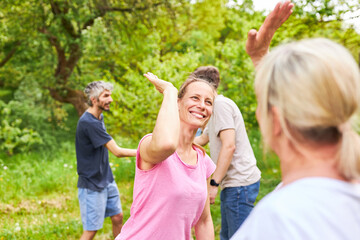 Obraz premium Junge Leute feiern Erfolg im Wettkampf mit High Five
