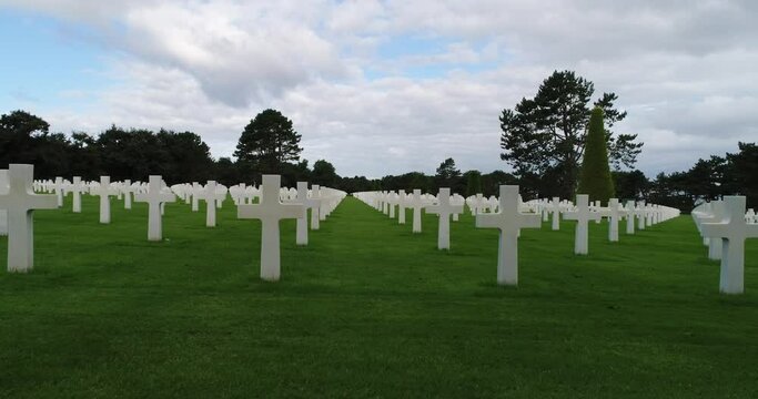 Vue a&eacute;rienne d'un cimeti&egrave;re militaire am&eacute;ricain - Seconde Guerre mondiale - Omaha beach - Colleville-sur-Mer