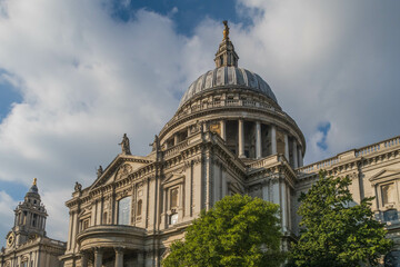 Obraz premium Beautiful St. Paul's Cathedral with the dome on top, next to a sky with clouds, London, United Kingdom