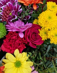 Fondo con detalle y textura de multiples flores de varios colores en tonos rojos, amarillos, lilas...