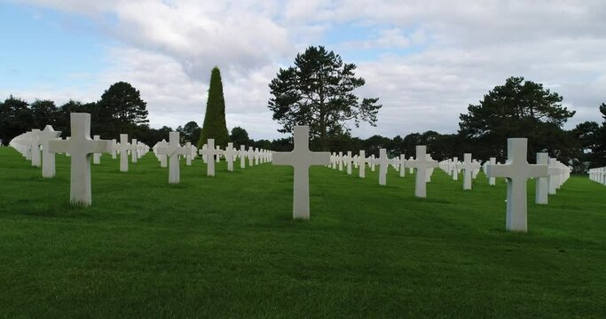 Vue a&eacute;rienne d'un cimeti&egrave;re militaire am&eacute;ricain - Seconde Guerre mondiale - Omaha beach - Colleville-sur-Mer