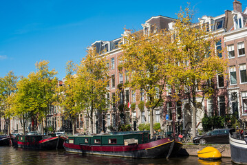 Fototapeta na wymiar autumn and city canal houses in Amsterdam 