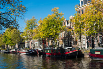 Fototapeta na wymiar autumn and city canal houses in Amsterdam 