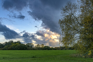 Obraz premium Treeton Dyke, landscape with clouds and sky