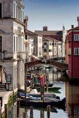 Fototapeta na wymiar Chioggia. VE. Canal Vena con ponti e palazzi.