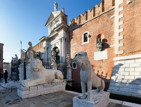 Venezia. Facciata con i leoni dell'Arsenale al tramonto