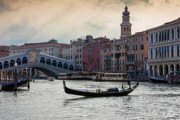 Fototapeta na wymiar Venezia. Gondola sul Canal Grande davanti al Ponte di Rialto.