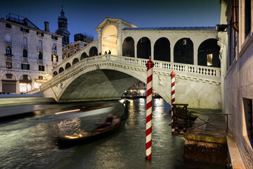 Venezia. Ponte di Rialto con gondola e scia di vaporetto in transito - obrazy, fototapety, plakaty