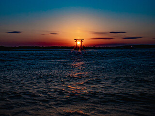 夕焼けと鳥居