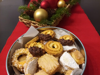 Weihnachtsgebäck in einer Keksdose mit Weihnachtsdekoration