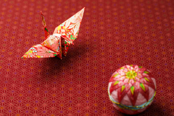 折り鶴と手毬