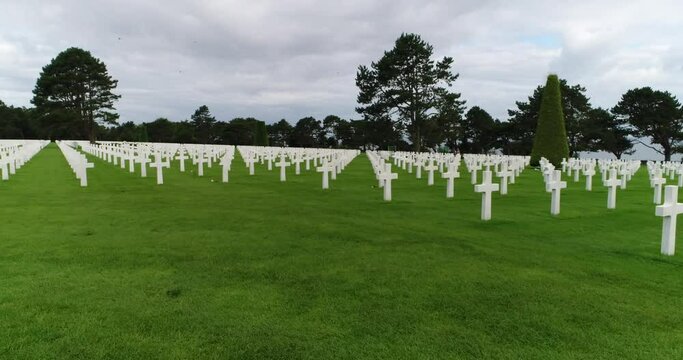 Vue a&eacute;rienne d'un cimeti&egrave;re militaire am&eacute;ricain - Seconde Guerre mondiale - Omaha beach - Colleville-sur-Mer