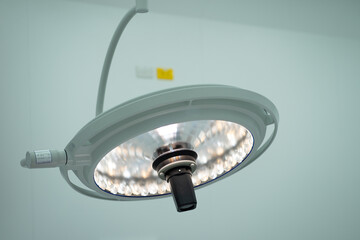 Surgical lamps in the operating room use color selection techniques and artistic lighting