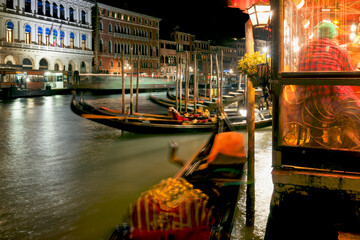 Venezia. Gondole e scia di vaporetto sul Canal Grande, a Rialto di notte - obrazy, fototapety, plakaty