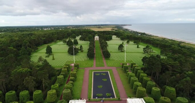 Vue a&eacute;rienne d'un cimeti&egrave;re militaire am&eacute;ricain - Seconde Guerre mondiale - Omaha beach - Colleville-sur-Mer