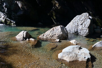岩屋川渓谷　並ぶ岩　（高知県　仁淀川町）