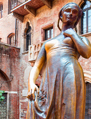 Bronze statue of Juliet and balcony by Juliet house - Verona, Italy