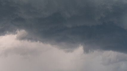 Fototapeta na wymiar Gray storm clouds before the rain starts in Minnesota in the summer. 