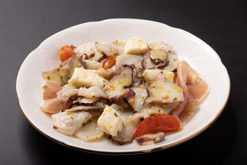 タコと生ハムロースのカプレーゼサラダ