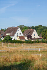 Fototapeta na wymiar Wohnhäuser, Einfamilienhäuser, Wohngebäude, Weide, Osterholz-Scharmbeck, Niedersachsen, Deutschland