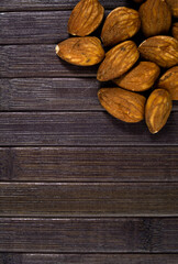 Fondo de tablas de madera con almendras encima. Fotografía vertical para letreros y anuncios	