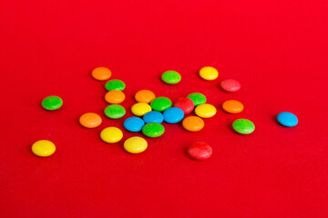 Obraz premium Pile of delicious colorful sweet candies on colored background top view. Confectionery decor