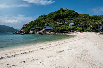 Playa de Nang Yuan, con arena blanca y mar azul, sin gente. Ko Tao, Tailandia