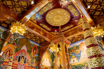 Obraz premium Bunte Wandmalerei eines Tempels in Chiang Mai. Der Wat Chedi Luang ist ein Königlicher Tempel in Thailand, Asien. 