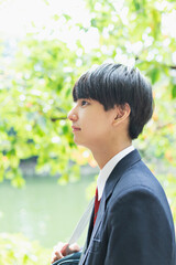 秋 公園 男子高校生