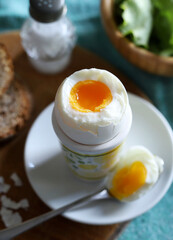 Uovo alla coque in un portauovo con pane tostato. Cibo salutare.