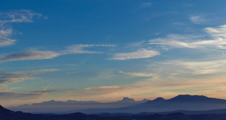 Fototapeta na wymiar Montagne dell’Appennino nel cielo azzurro e colorato della sera