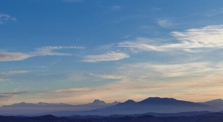 Montagne dell’Appennino nel cielo azzurro e colorato della sera