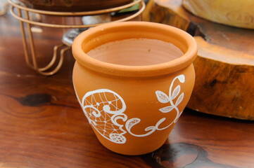 clay pots on a table, decorative clay vase, rustic decor with pieces of clay, wedding decoration