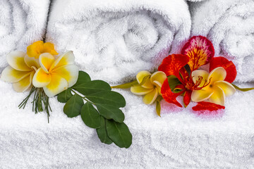 Serviettes blanches d&eacute;cor&eacute;es 