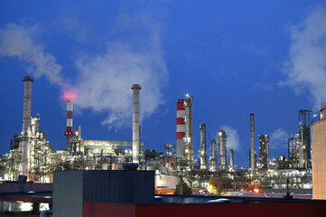 Fototapeta na wymiar OMV refinery in Schwechat at night