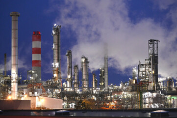 Plakat OMV refinery in Schwechat at night